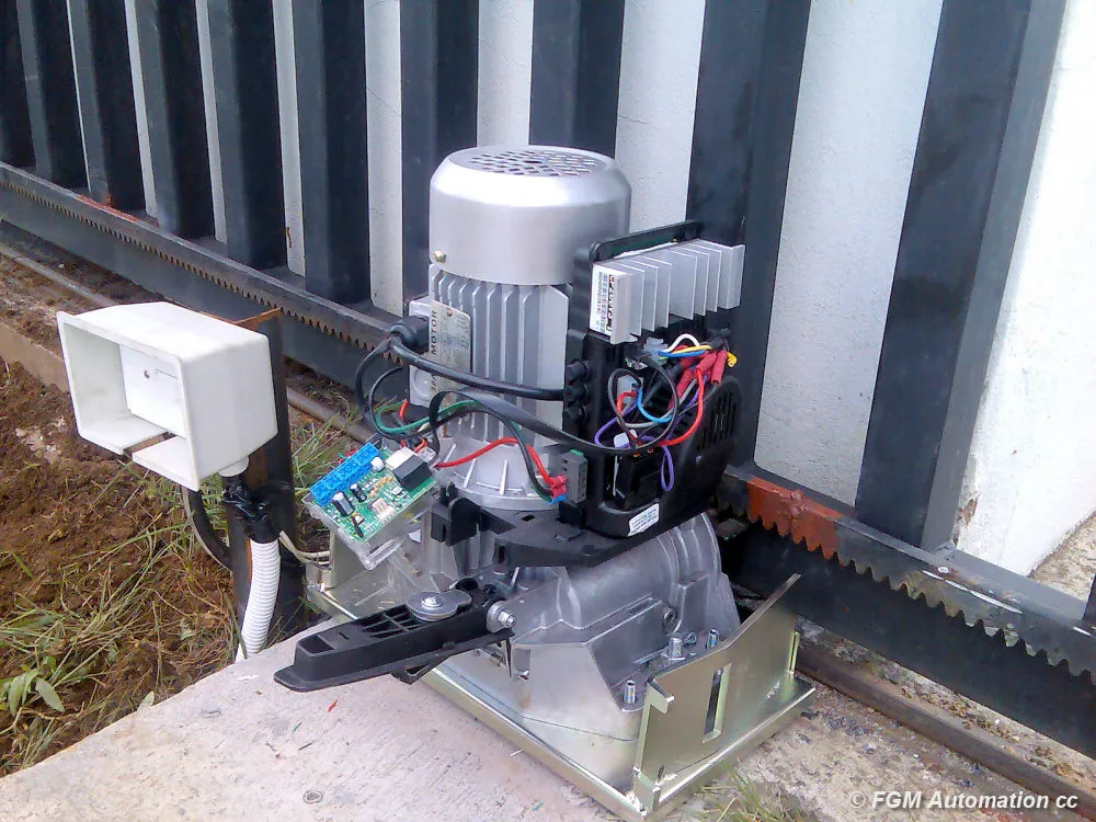 Gate motor with no cover in Sandton